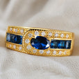 Anillo de sello real dorado con zafiro