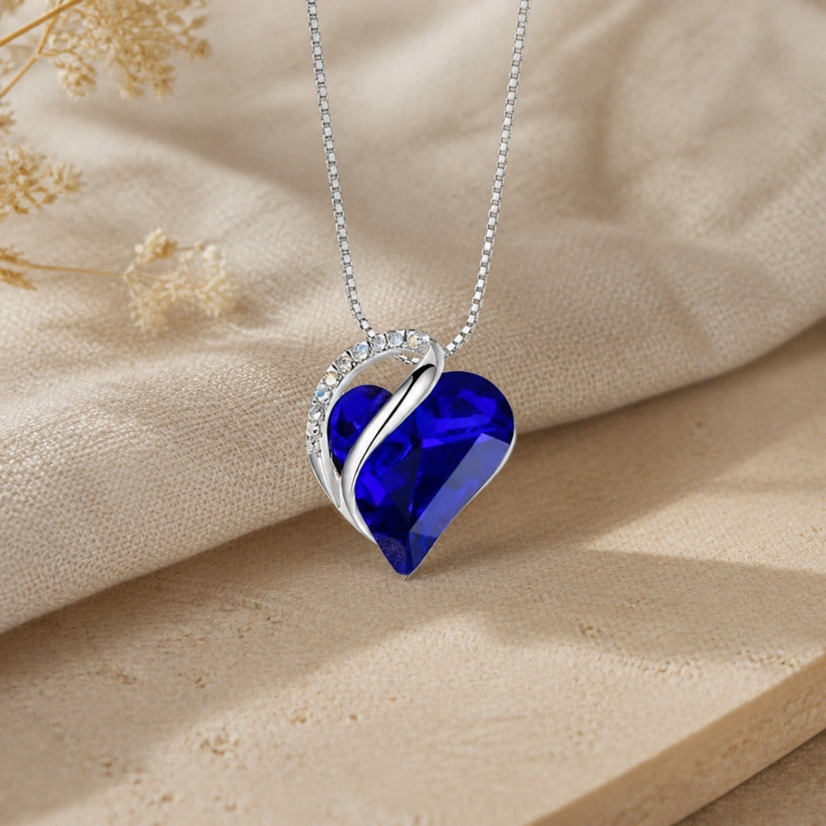 Collar de corazón infinito con zafiro
