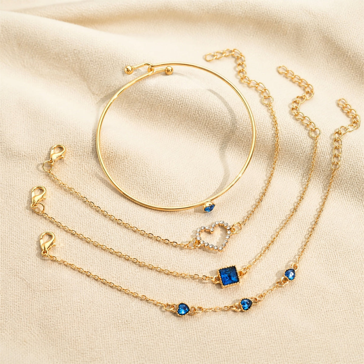 Set de pulseras de zafiro con corazones dorados – imagen 3