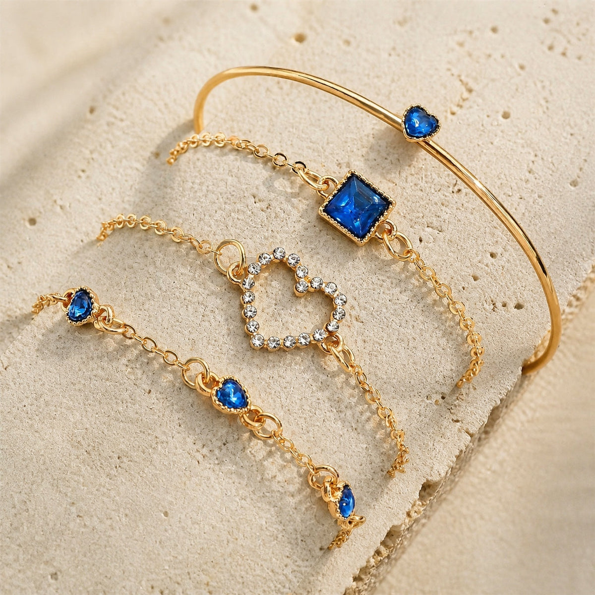 Set de pulseras de zafiro con corazones dorados – imagen 2