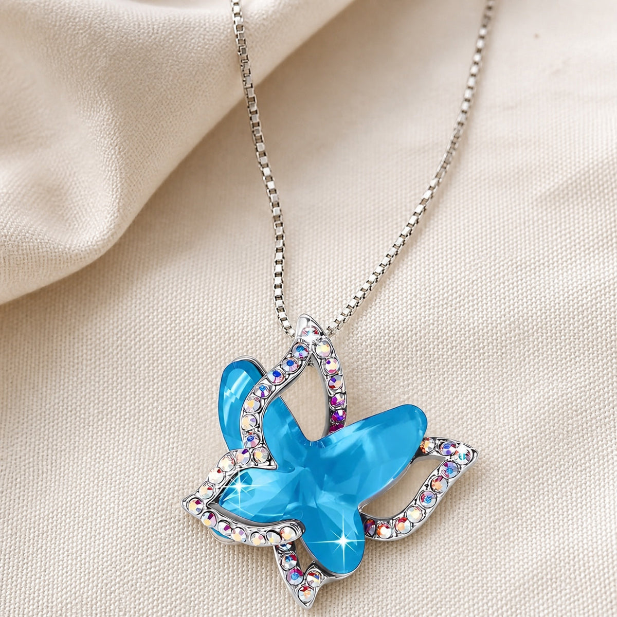 Collar de mariposa con zafiro