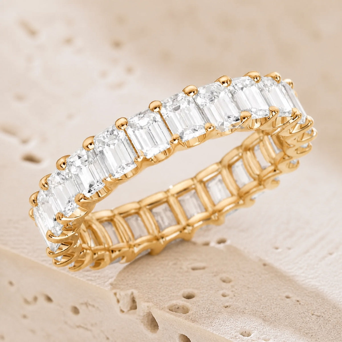 Anillo atemporal de circonita cuadrada