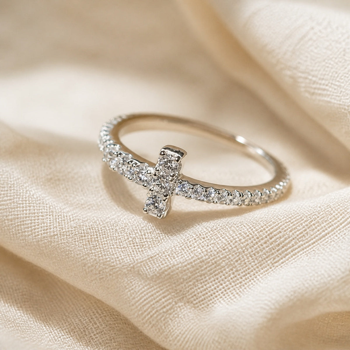 Anillo atemporal pavé con diseño de cruz