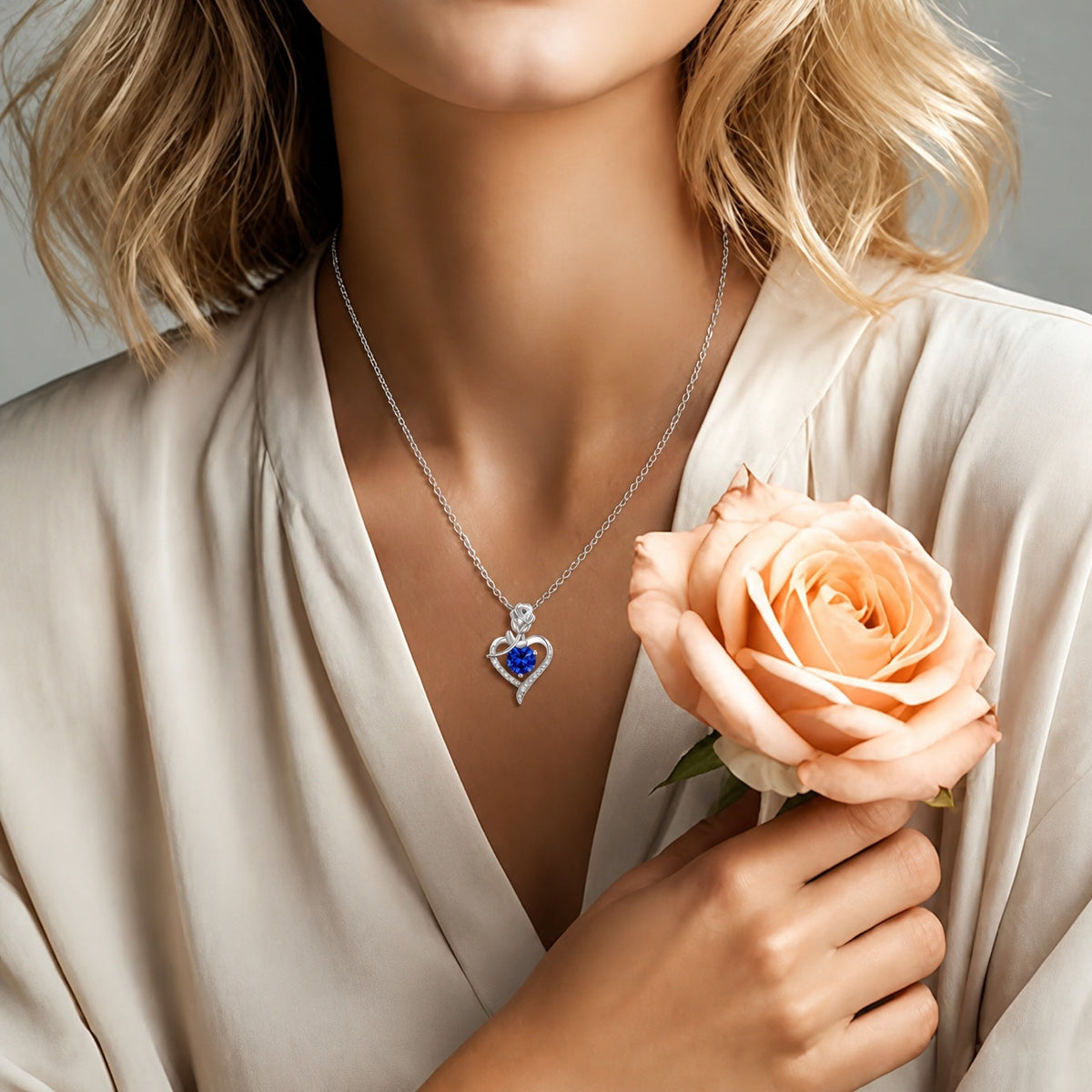 Collar corazón de rosa y zafiro – imagen 2