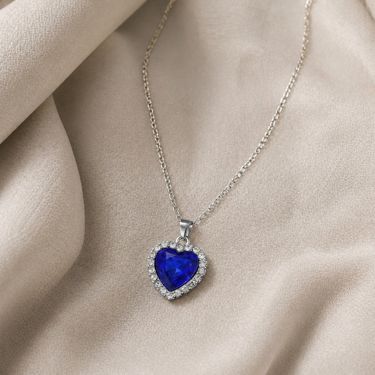 Collar con colgante de corazón de zafiro