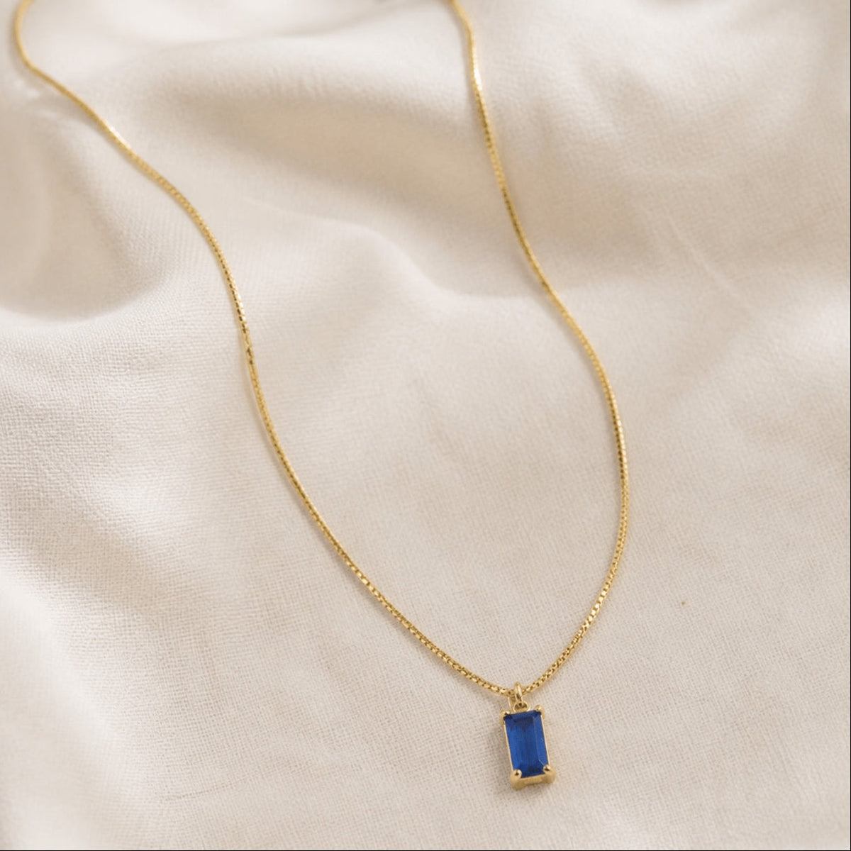 Collar minimalista con colgante de zafiro