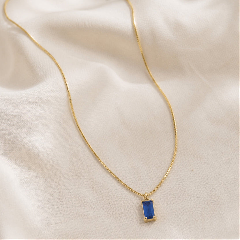 Collar minimalista con colgante de zafiro