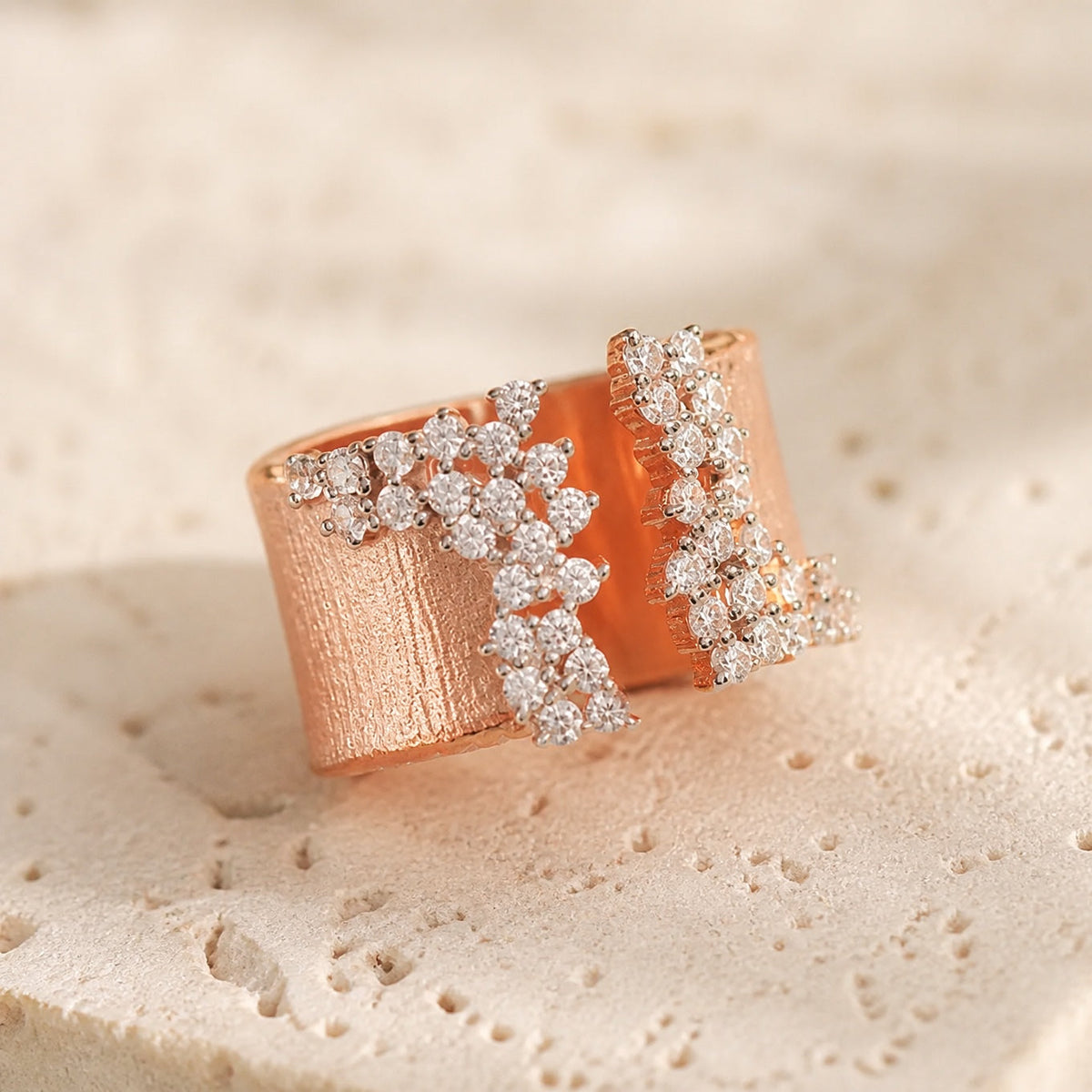 Anillo ancho de circonita lujoso – imagen 3