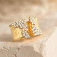 Anillo ancho de circonita lujoso