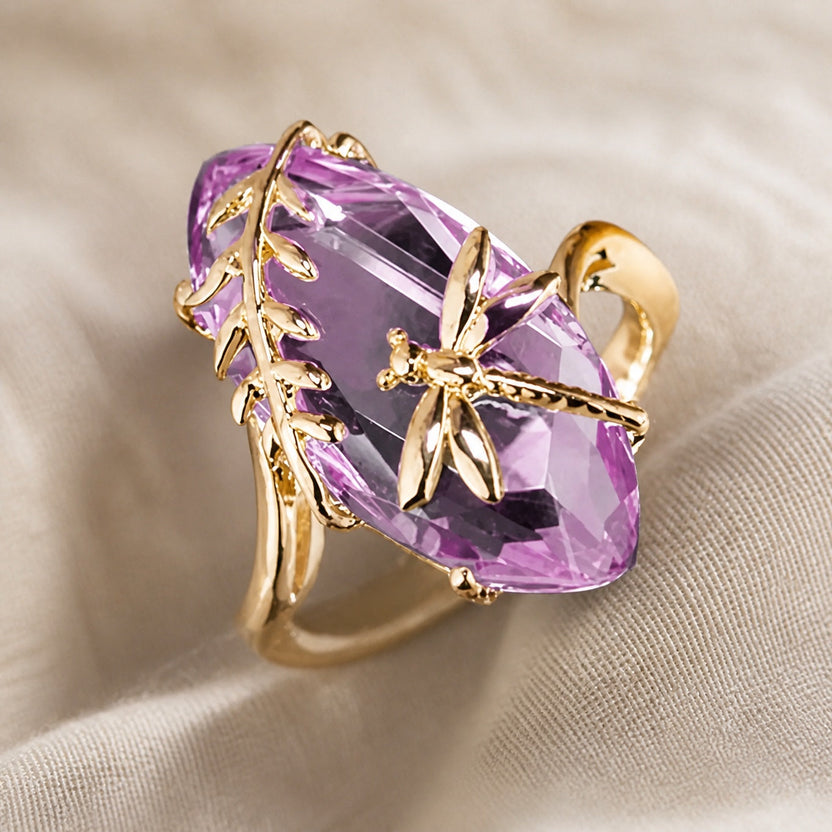 Anillo atemporal de libélula con cristal