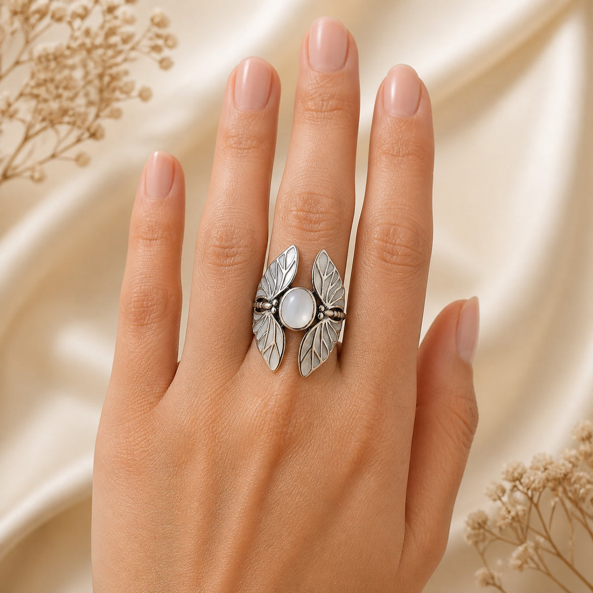 Anillo atemporal de piedra lunar con mariposa – imagen 2