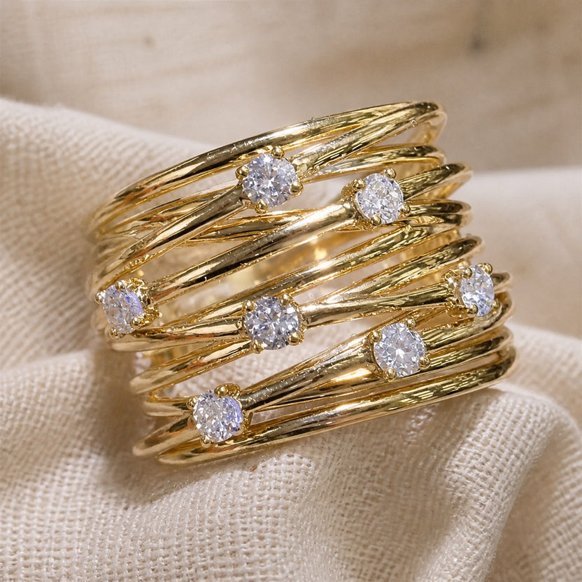 Anillo opulento de circonita en capas
