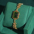 Pulsera de perlas cuadradas con dije de león barroco