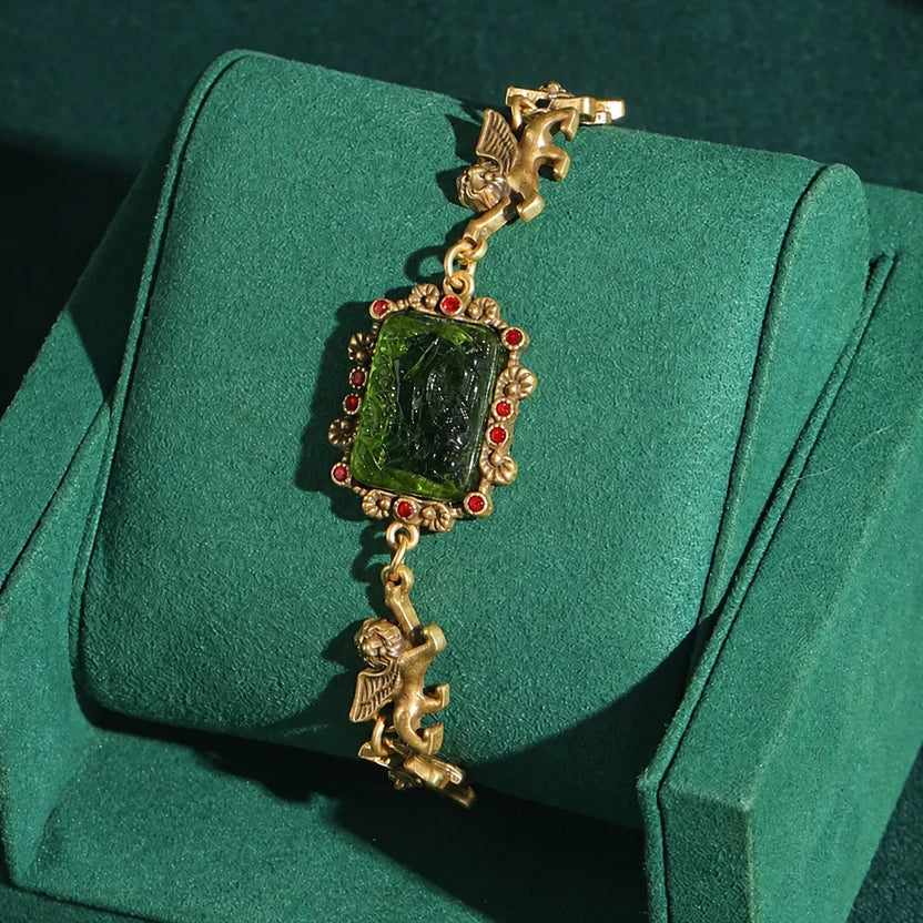 Pulsera de perlas cuadradas con dije de león barroco