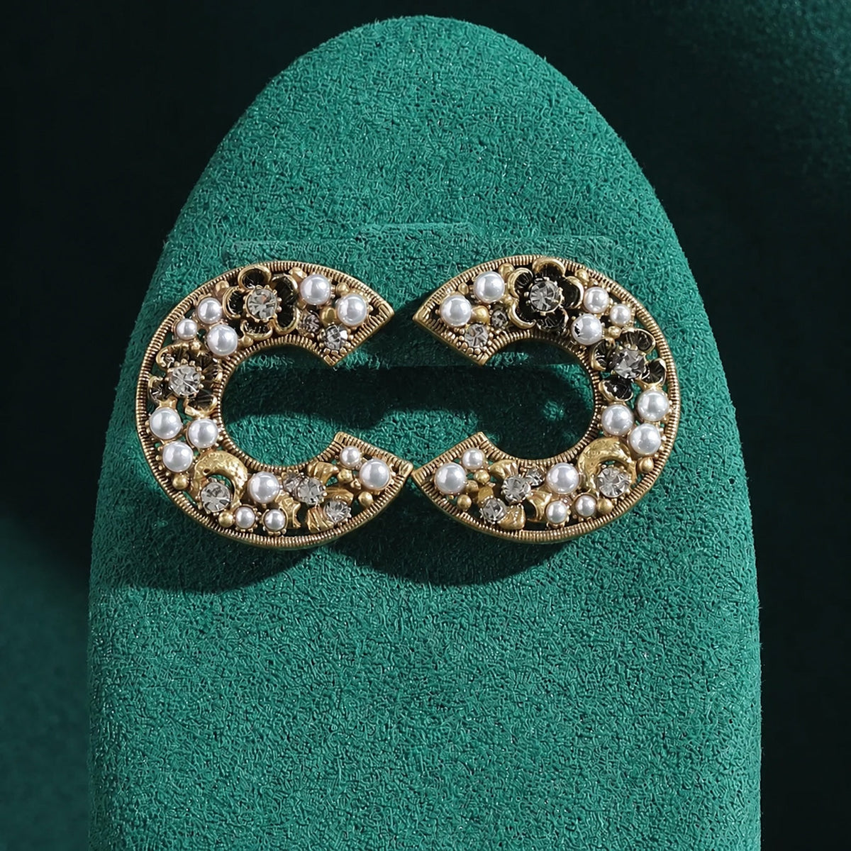 Pendientes estéticos de aro en C con perla floral
