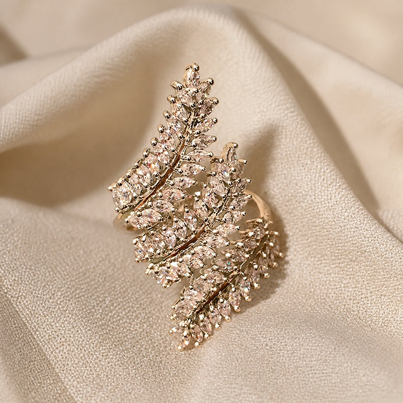 Anillo refinado de circonita cúbica con hoja