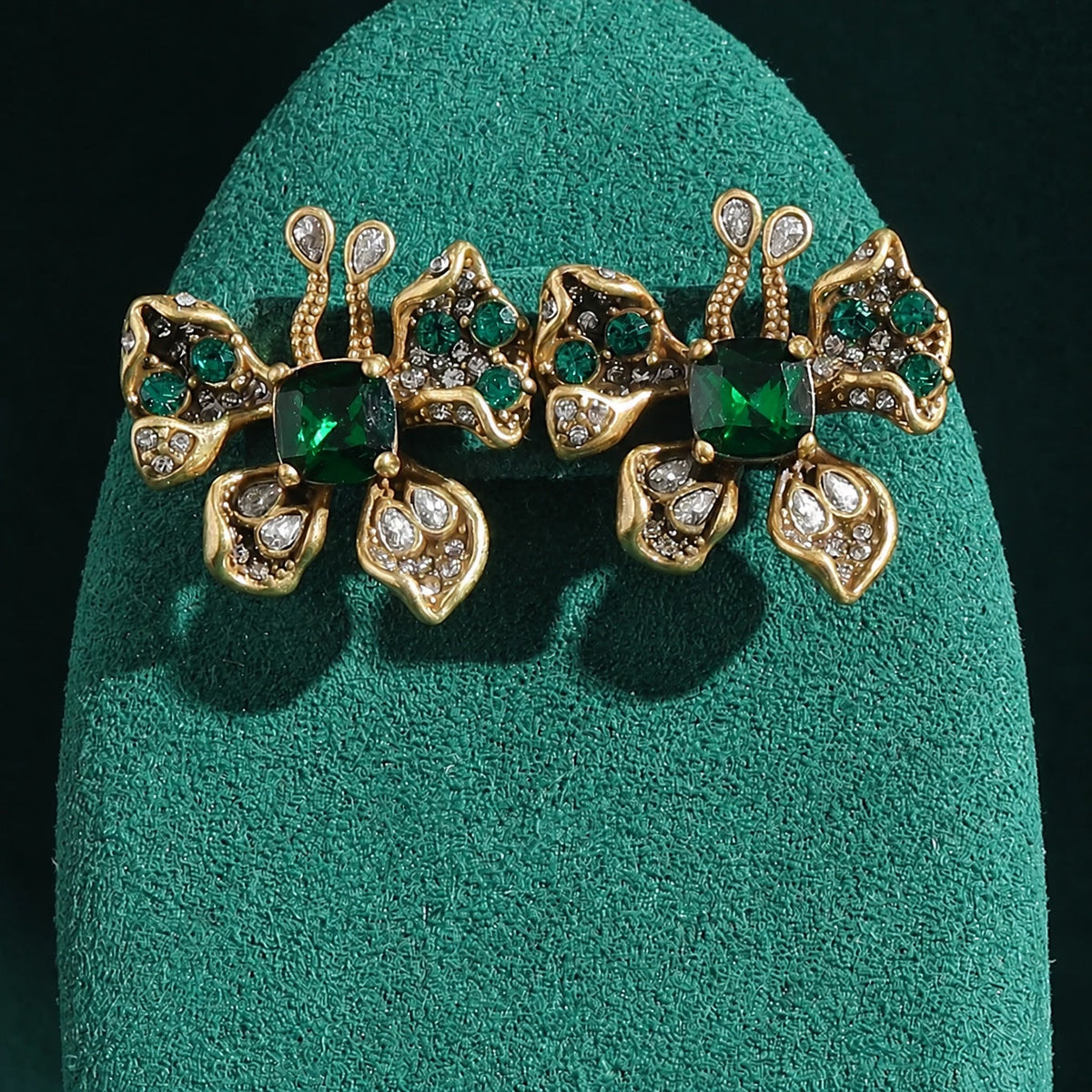 Pendientes dorados de mariposa esmeralda con cristal