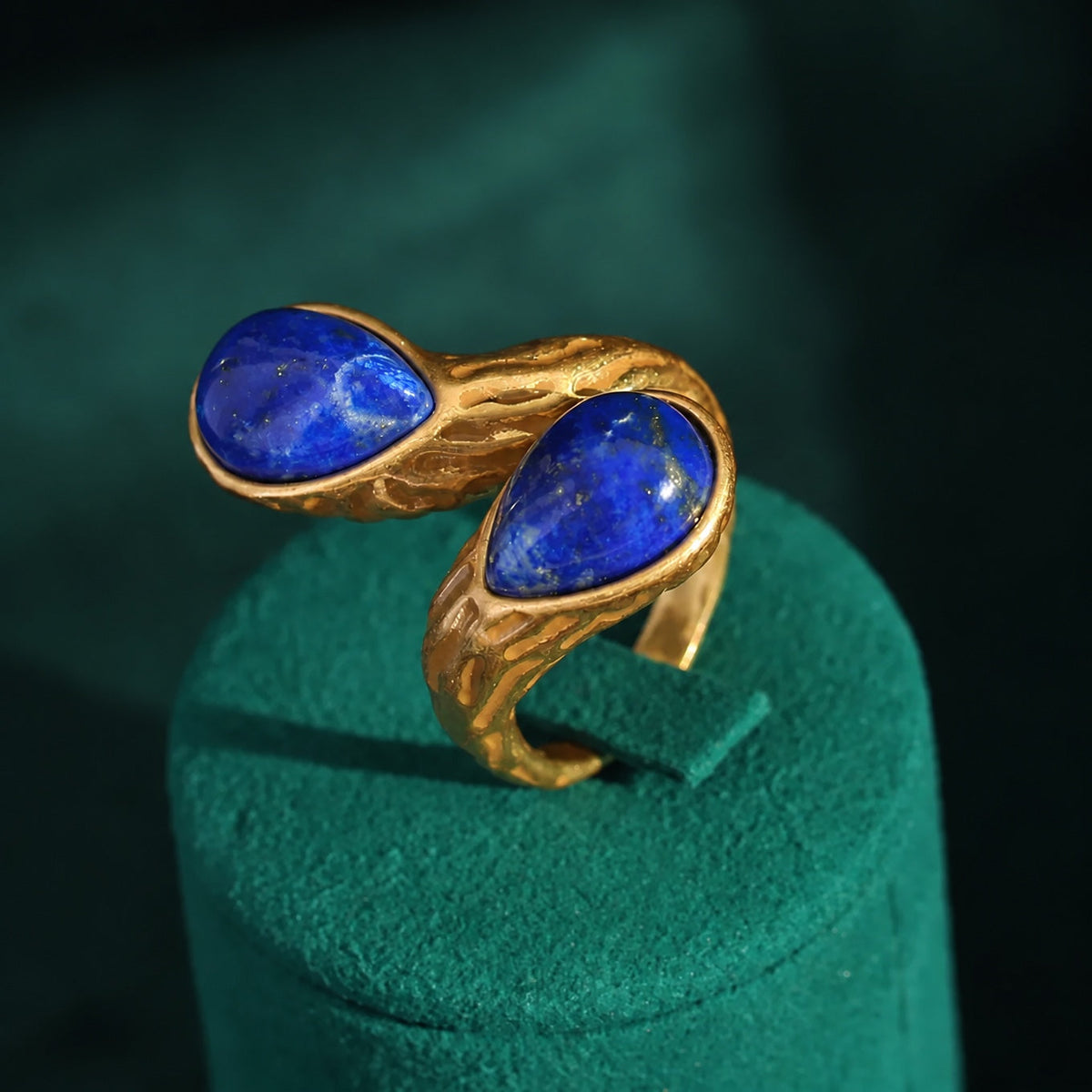 Anillo dorado con nudo de gota esculpido