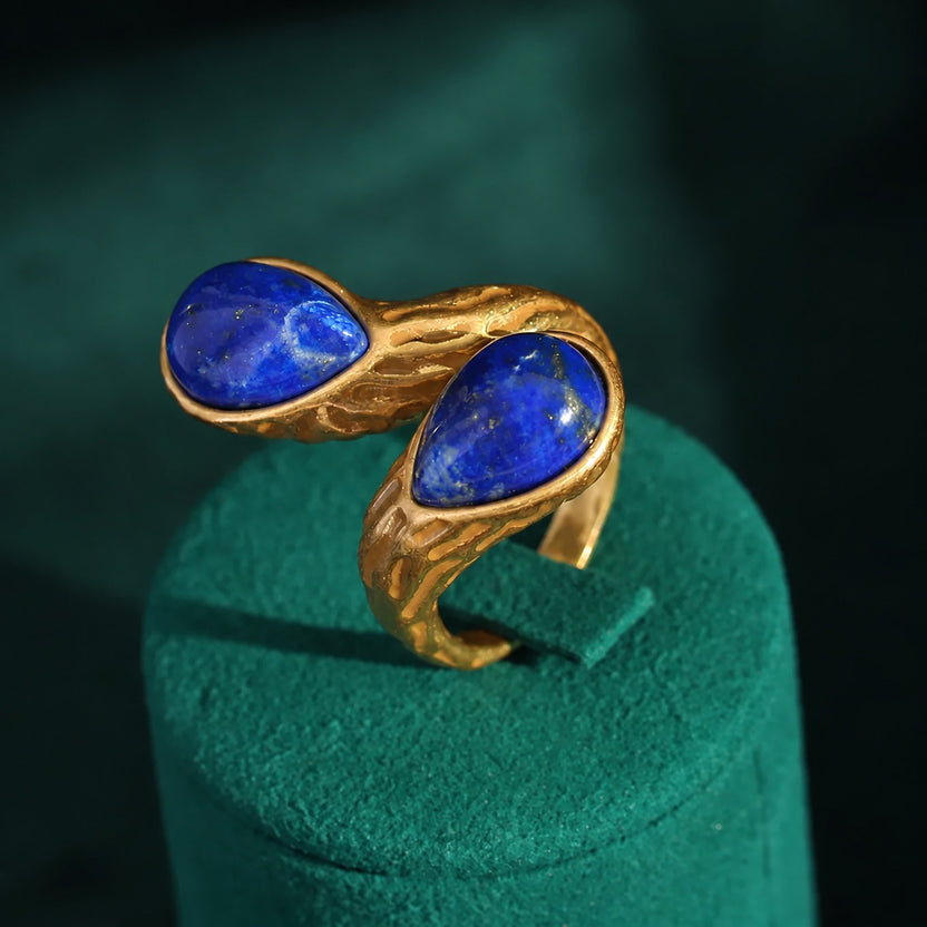 Anillo dorado con nudo de gota esculpido