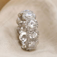 Anillo de circonita con incrustaciones brillantes