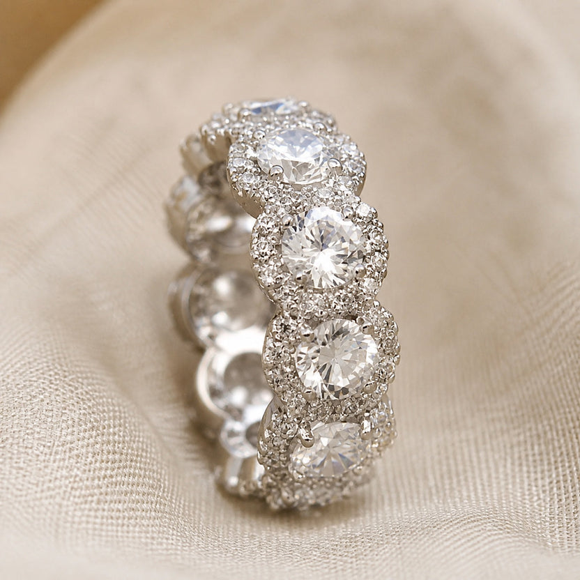 Anillo de circonita con incrustaciones brillantes