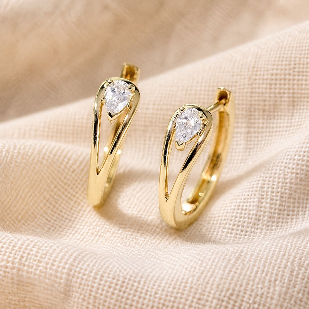 Pendientes de aro llamativos y brillantes