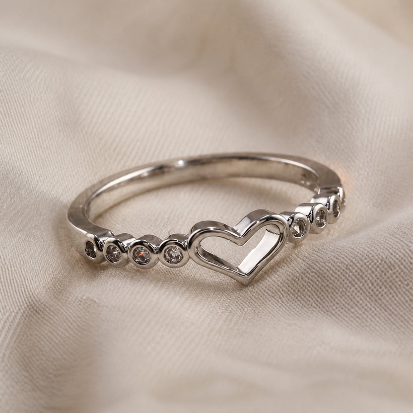 Anillo minimalista de circonita en forma de corazón