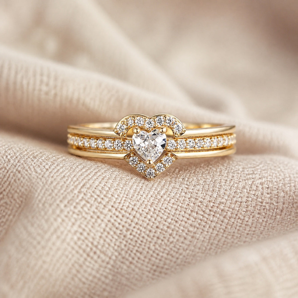 Anillo opulento de corazón con circonita