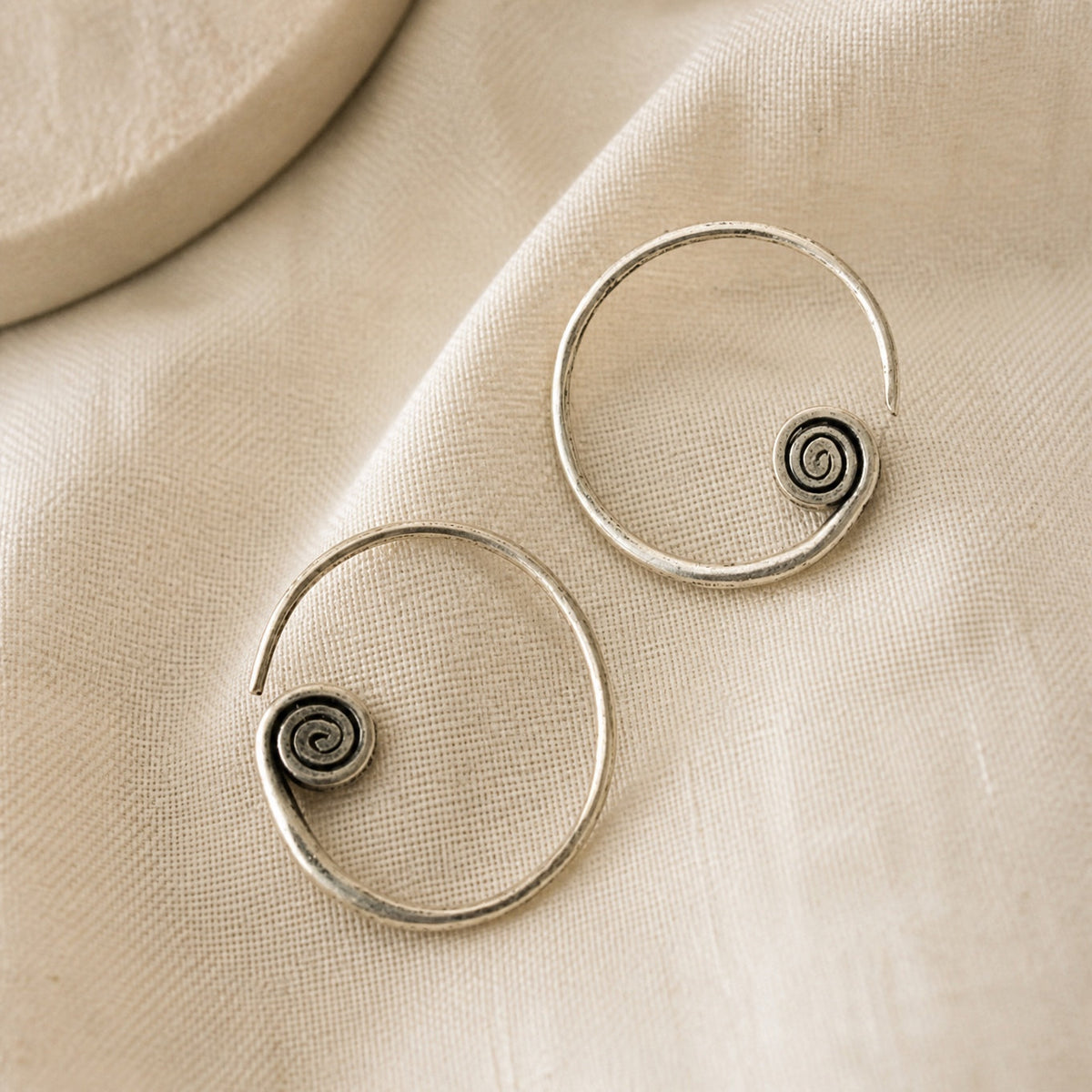 Pendientes minimalistas de aro en espiral