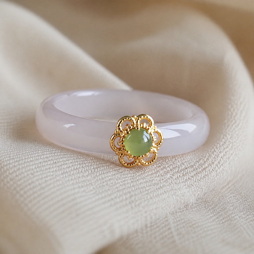 Anillo de calcedonia con circonita