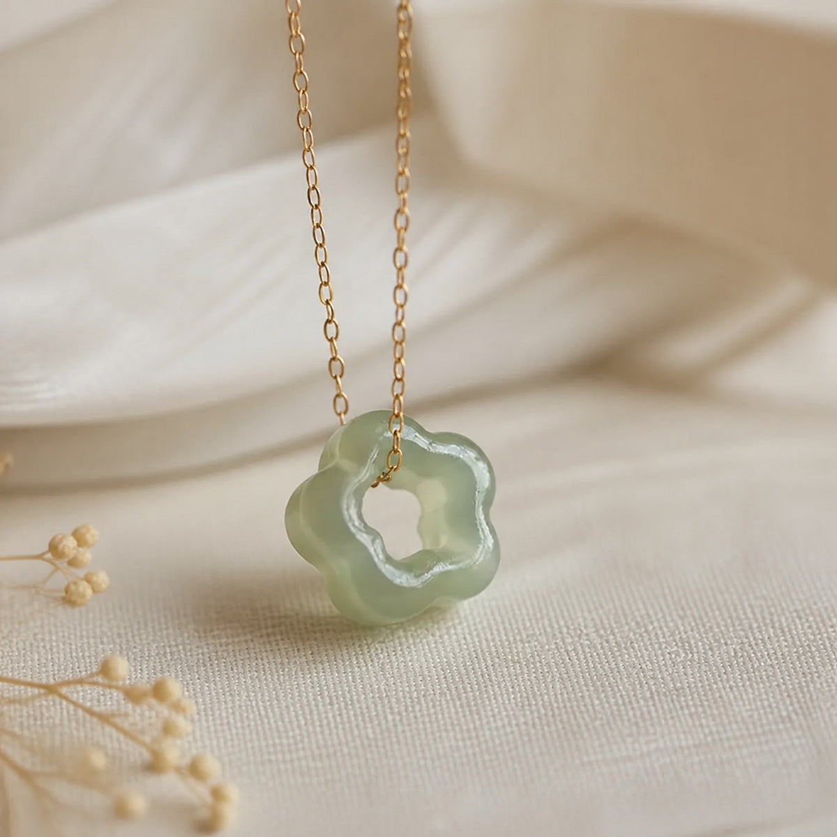 Collar de cadena de clavícula con flor de ciruelo – imagen 2