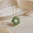 Collar de cadena de clavícula con flor de ciruelo