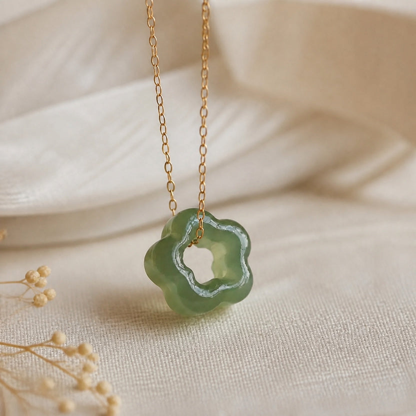 Collar de cadena de clavícula con flor de ciruelo