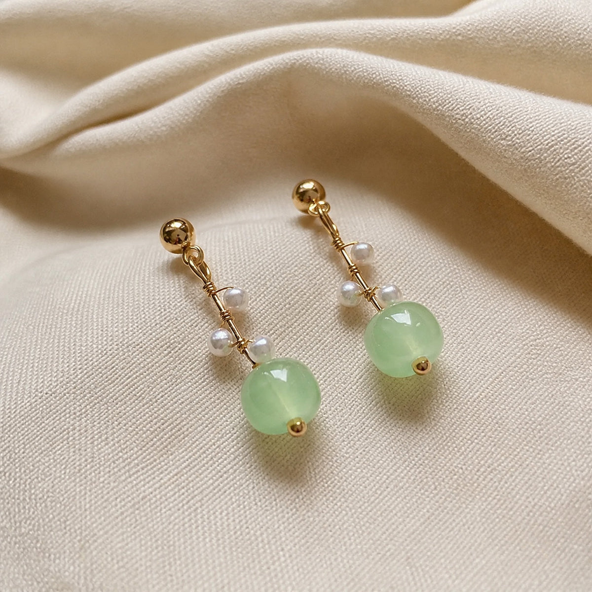 Pendientes de perla con detalle dorado refinado