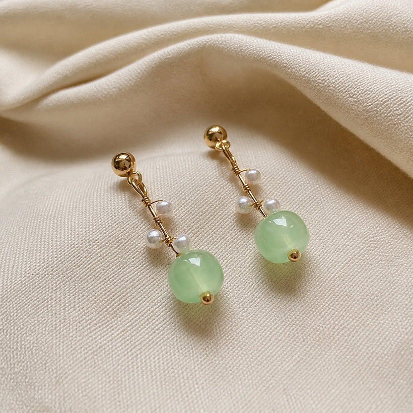 Pendientes de perla con detalle dorado refinado