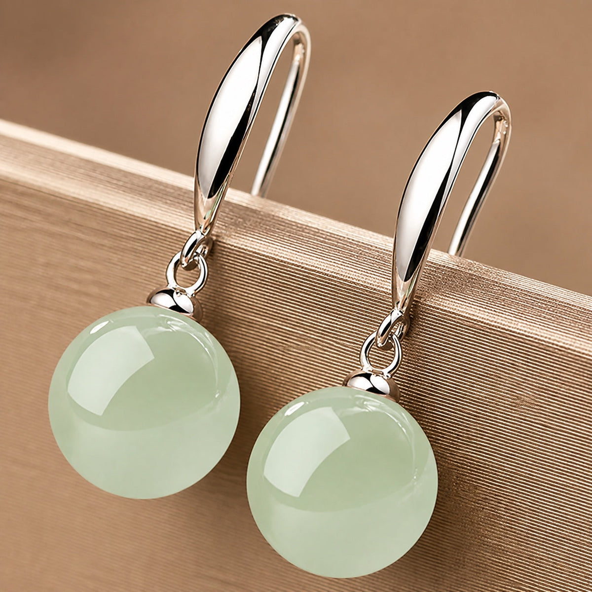 Pendientes elegantes de esfera de jade