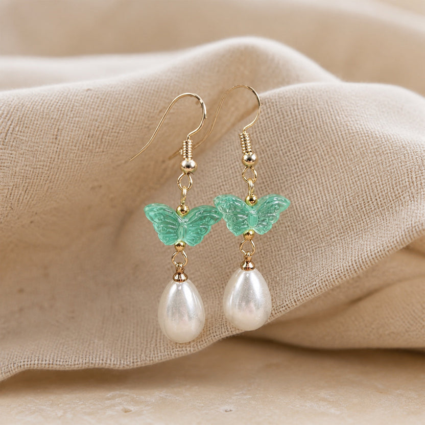 Pendientes etéreos de mariposa con perla en gota