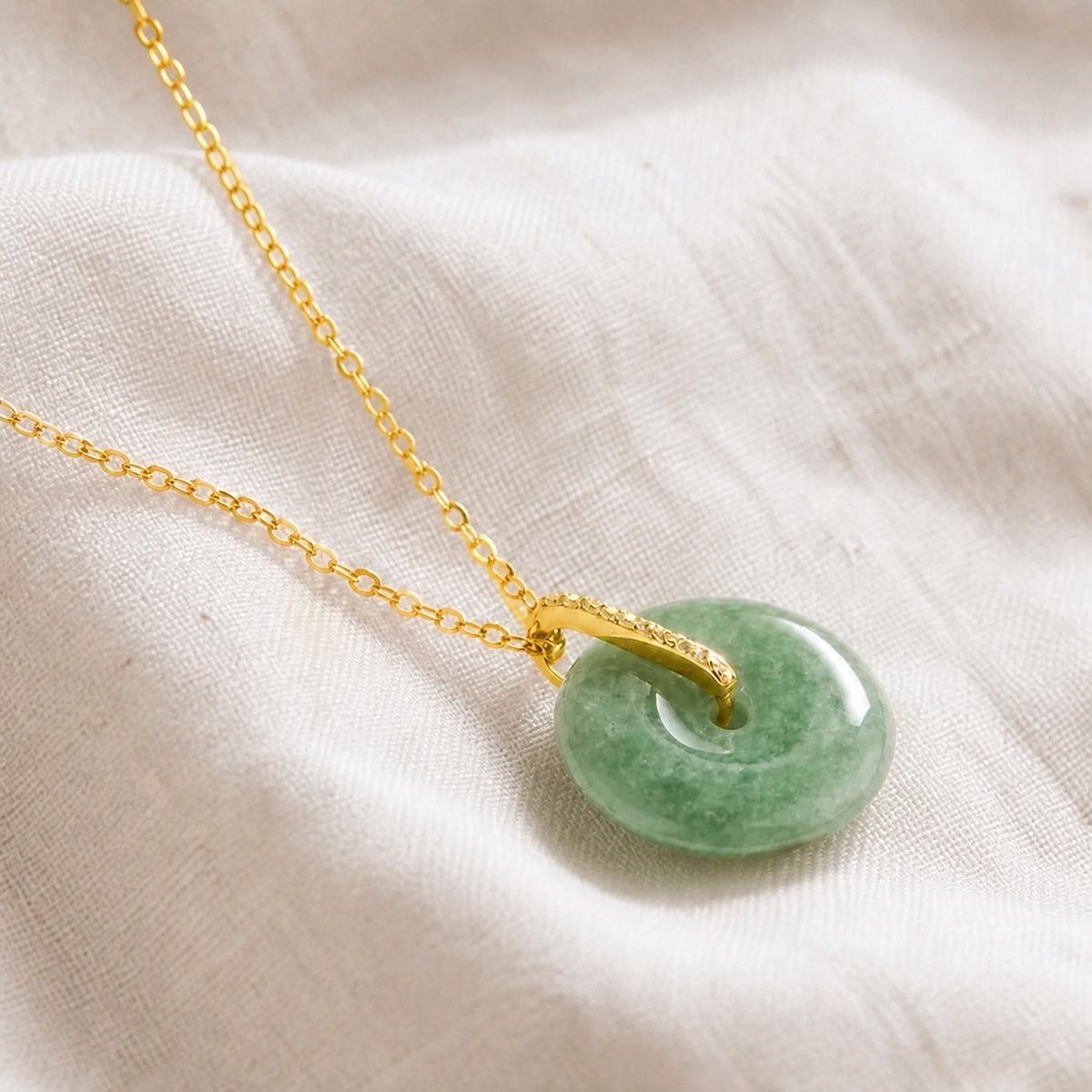Collar circular de jade elegante