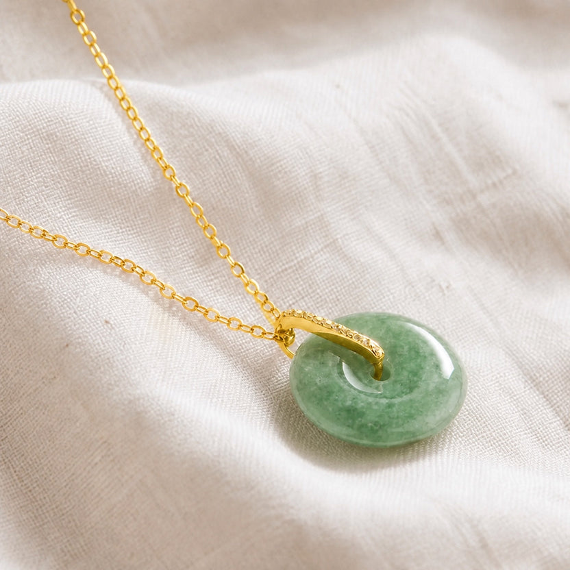 Collar circular de jade elegante
