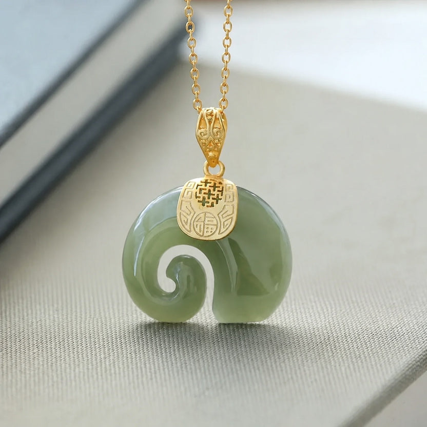 Collar de oro con elefante de jade