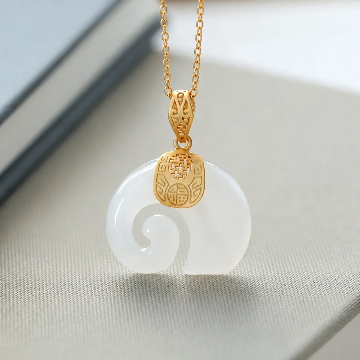 Collar de oro con elefante de jade – imagen 2