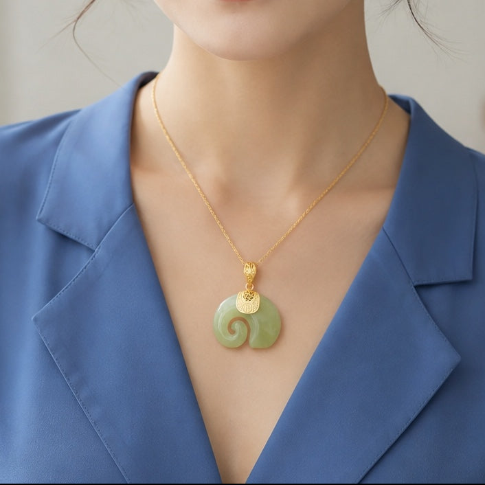 Collar de oro con elefante de jade – imagen 3