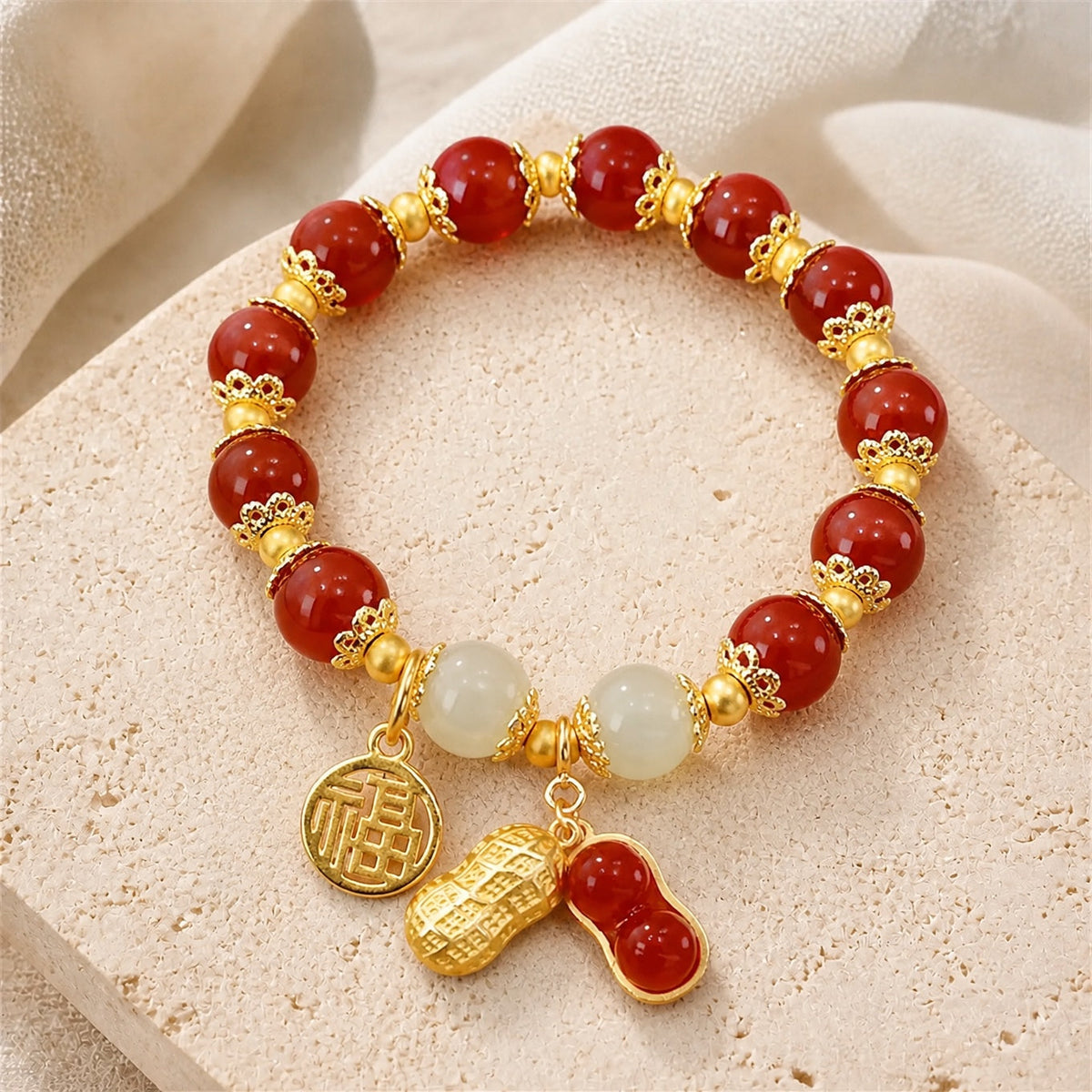 Pulsera de cuentas de jade con forma de cacahuete en dorado – imagen 2