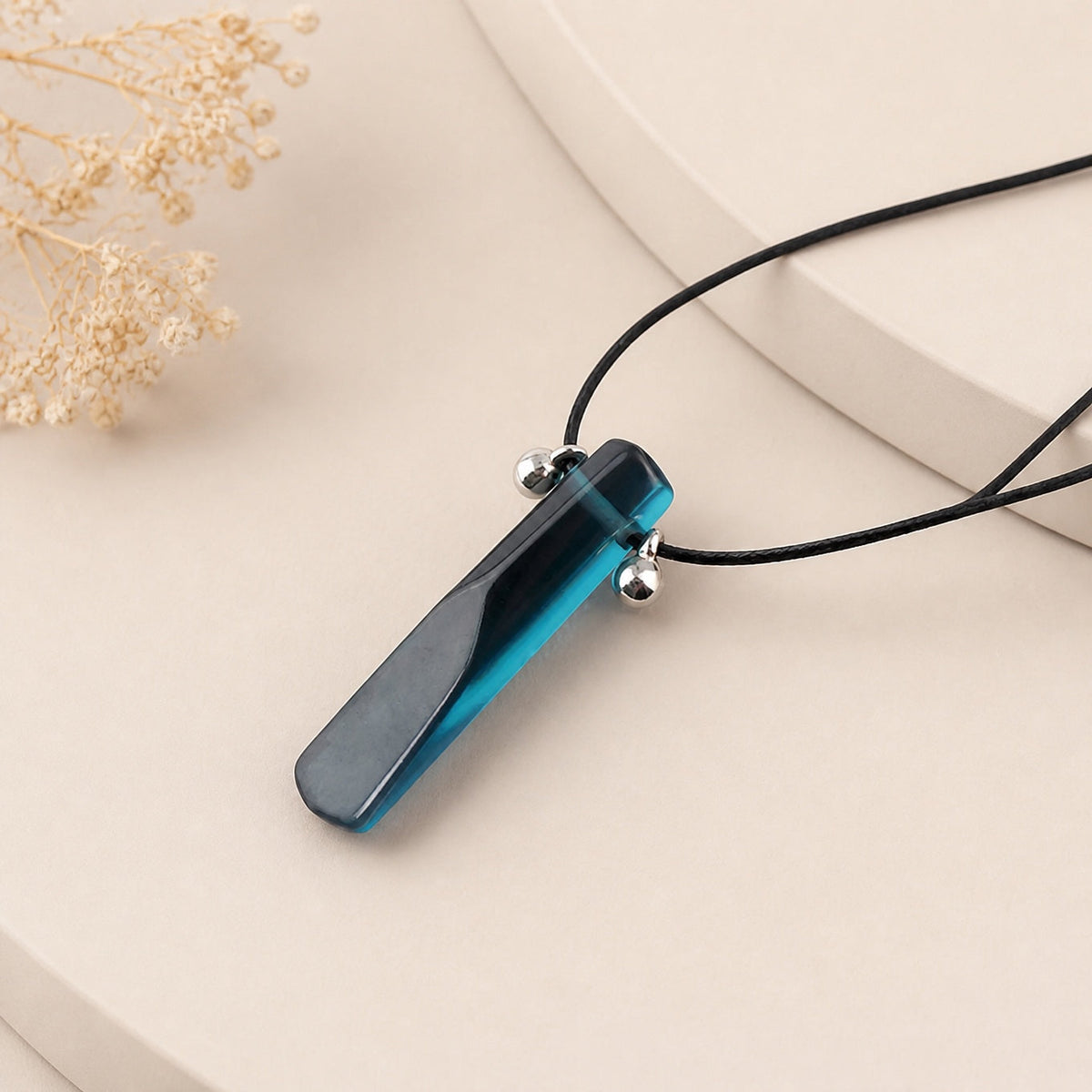 Collar minimalista con colgante de jade en punta – imagen 2