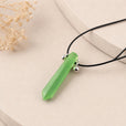 Collar minimalista con colgante de jade en punta