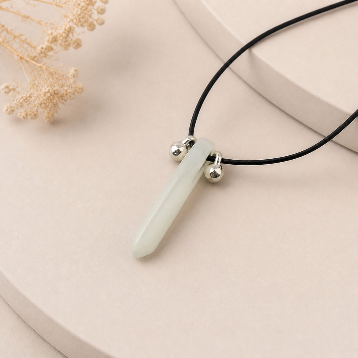 Collar minimalista con colgante de jade en punta – imagen 3