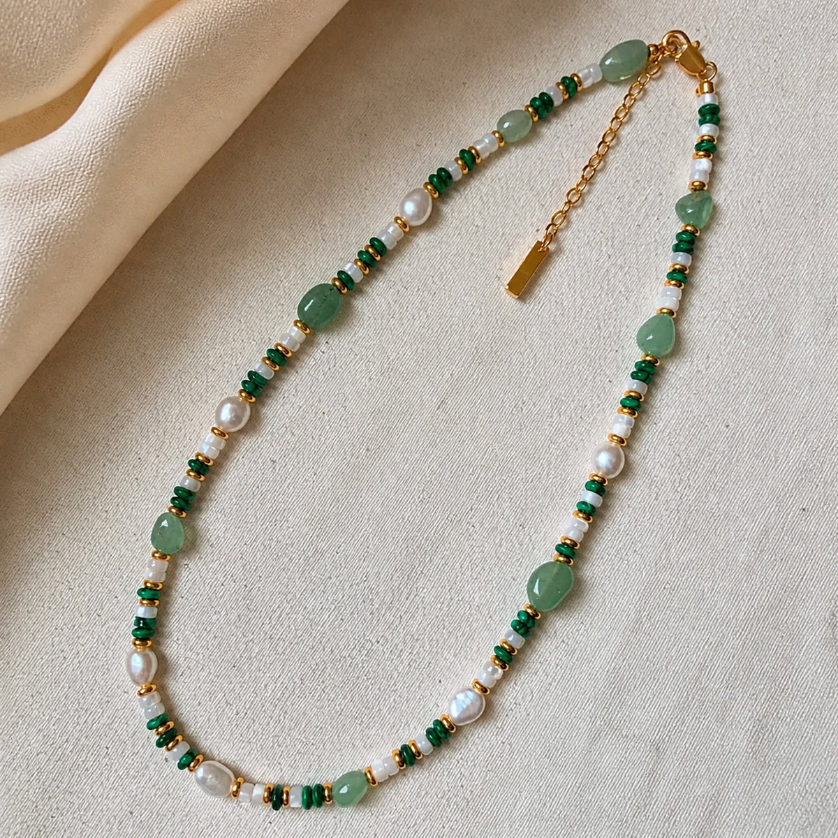 Collar prestigioso de perlas y jade dorado