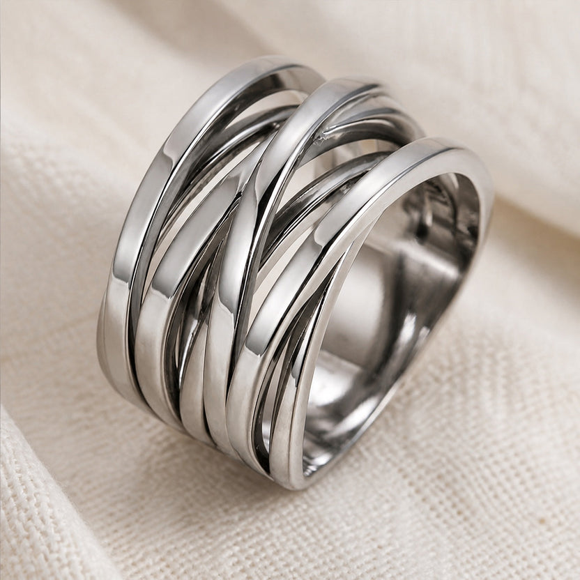 Anillo de aro entrelazado esculpido