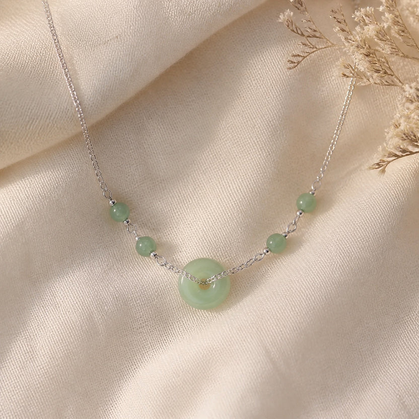 Collar de cuentas con colgante de jade en forma de donut