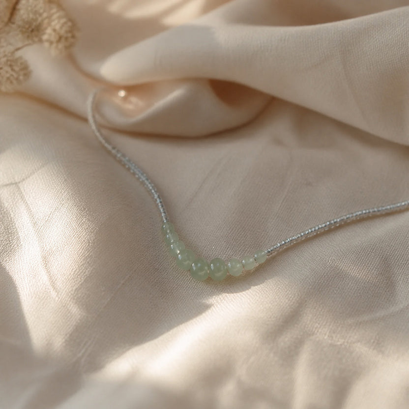 Collar minimalista de cadena con cuentas de jade